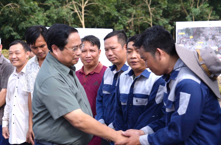 Thủ tướng thăm hỏi, động viên các công nhân đang thi công tại công trình.
