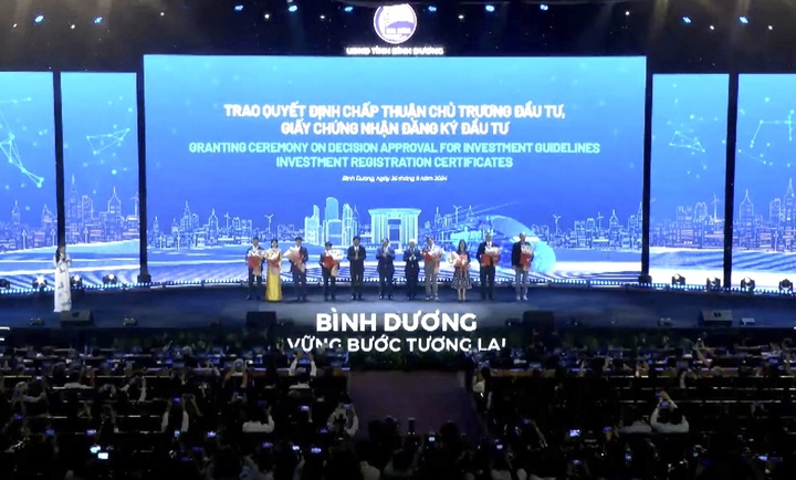 Thủ tướng Phạm Minh Chính cùng lãnh đạo tỉnh Bình Dương chúc mừng các nhà đầu tư được trao chứng nhận đầu tư.