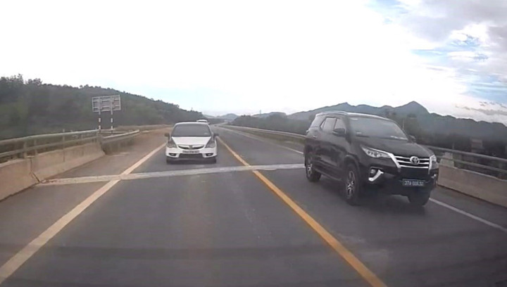 Xe BKS 37A-006.50 vượt ẩu trên cao tốc.