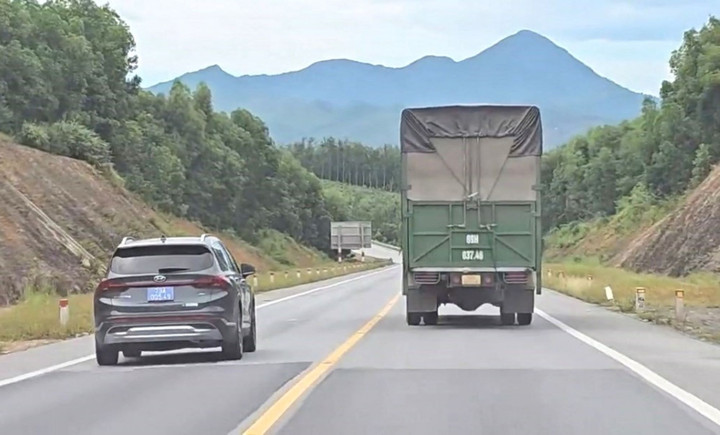 Hình ảnh xe BKS 73A-005.49 lấn làn vượt ẩu.