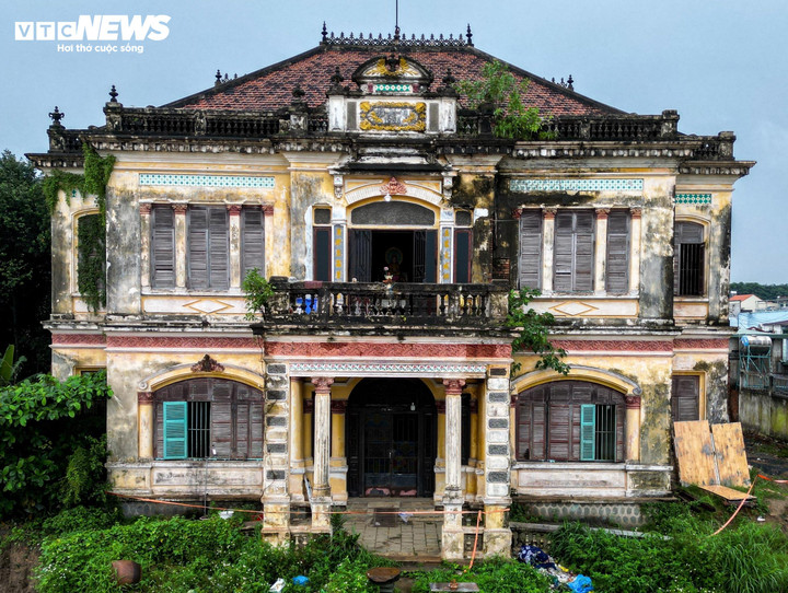 Ngôi biệt thự cổ 100 năm tuổi ven sông Đồng Nai nằm trong diện giải tỏa 2/3 diện tích để làm đường. (Ảnh: Lương Ý).