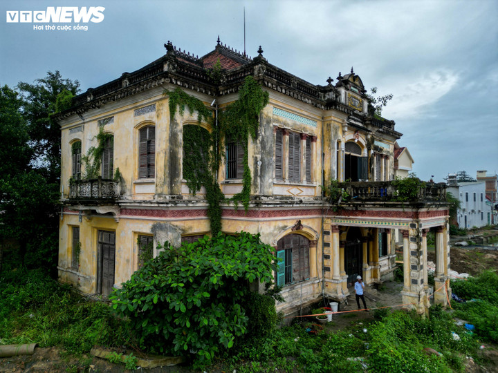 Trước đây, biệt thự này còn gắn liền với những câu chuyện về trận lụt lịch sử năm 1952 khi là nơi cứu sống hơn 100 người dân trong khu vực chợ Bửu Long. (Ảnh: Lương Ý)