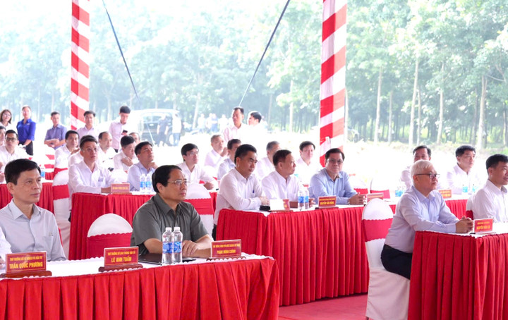 Thủ tướng Phạm Minh Chính cùng đoàn đại biểu xem clip về dự án đường cao tốc TP HCM-Thủ Dầu Một-Chơn Thành.