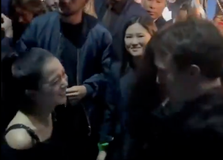 Jisoo trò chuyện với bạn trai Lisa.