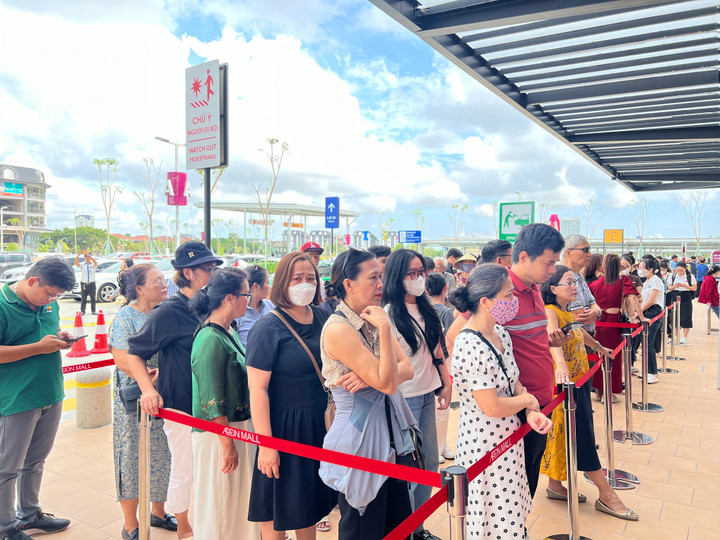 Người dân xếp hàng trước giờ mở cửa đầu tiên của AEON Huế.
