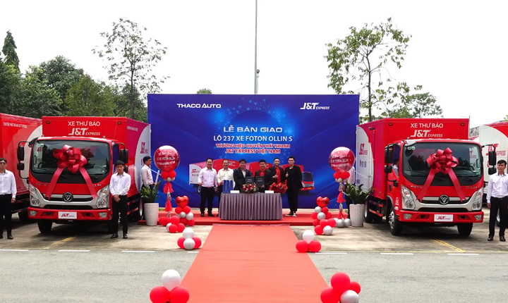 Đại diện J&T Express Việt Nam và đại diện Thaco Auto tại lễ nhận bàn giao xe.