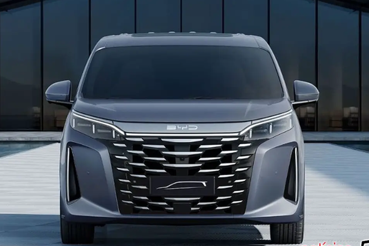 Phần đầu xe có lưới tản nhiệt lớn, các chi tiết mạ crôm và đèn pha kéo dài. Ở phía sau, xe có một dải đèn hậu liền mạch.