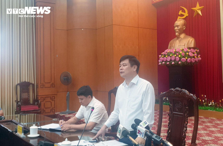 Phó Chủ tịch UBND tỉnh Thái Bình phát biểu tại họp báo ngày 20/8 sau vụ lùm xùm trong kỳ thi vào lớp 10. (Ảnh: Minh Khang)