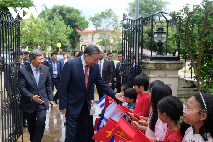 Tổng Bí thư, Chủ tịch nước Tô Lâm với thiếu nhi Việt Nam tại Cuba.