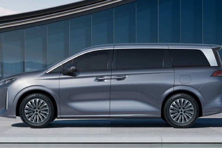 BYD Xia sở hữu kích thước khá đồ sộ với các số đo dài x rộng x cao lần lượt là 5.145 x 1.970 x 1.805 mm, chiều dài cơ sở 3.045 mm.