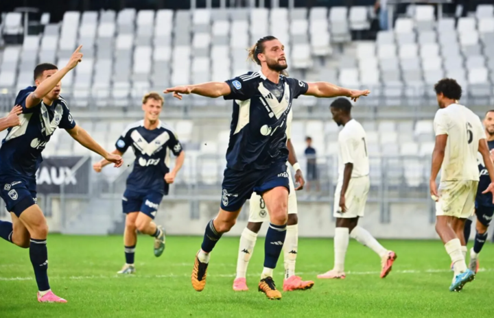 Carroll ghi 2 bàn trong ngày ra mắt Bordeaux.