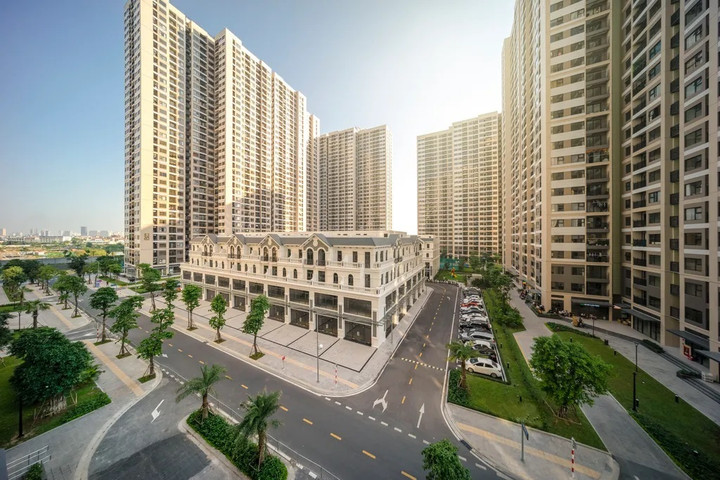 The S-Boutique nằm giữa 9 tòa căn hộ thuộc phân khu The Sapphire 1 & The Sapphire 2.