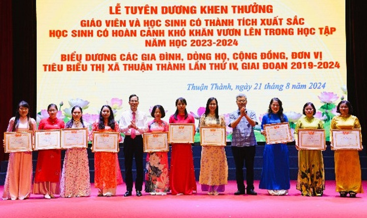 Các thầy, cô giáo có thành tích xuất sắc được tuyên dương, khen thưởng trong buổi lễ.