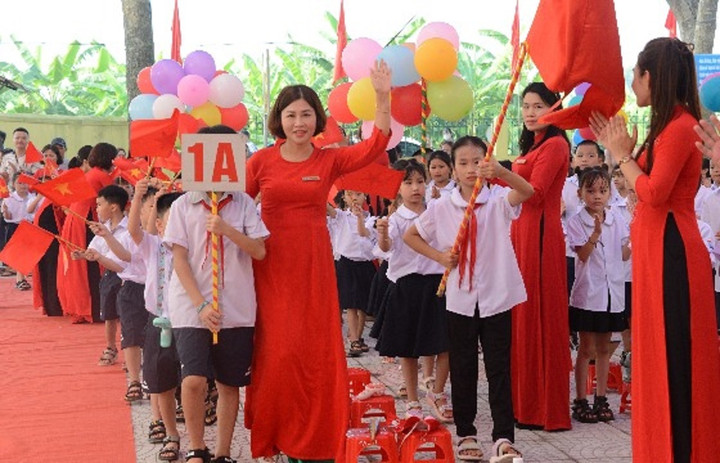 Nghi thức chào đón học sinh khối 1 Trường Tiểu học Hoài Thượng, thị xã Thuận Thành, Bắc Ninh.
