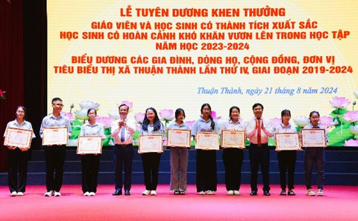 Các học sinh có thành tích xuất sắc và học sinh có hoàn cảnh khó khăn vươn lên trong học tập được tuyên dương tại buổi lễ.