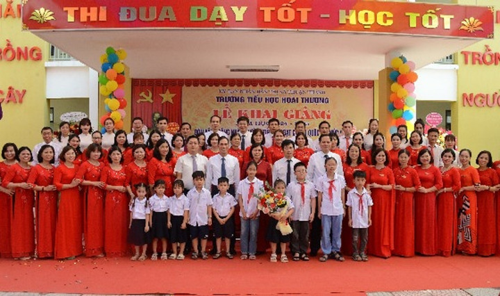 Lãnh đạo tỉnh Bắc ninh chúc mừng Trường Tiểu học Hoài Thượng đón nhận Bằng công nhận trường tiểu học đạt chuẩn Quốc gia mức độ II.