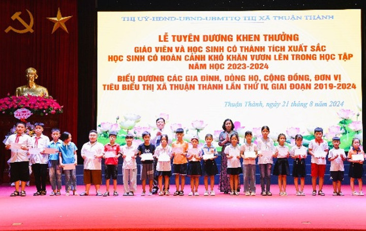 Các em học sinh được tuyên dương.