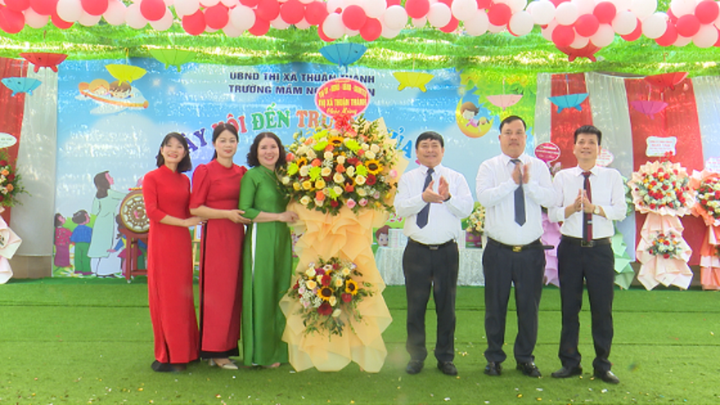 Ông Nguyễn Văn Thịnh, Phó chủ tịch UBND thị xã Quế Võ, tới dự và chúc mừng trường mầm non Hà Mãn trong ngày Lễ khai giảng năm học mới.