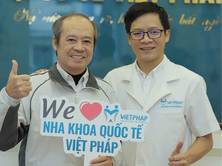 Bác sĩ Đào Văn Tú và khách hàng trồng răng Implant tại Nha khoa Quốc Tế Việt Pháp.