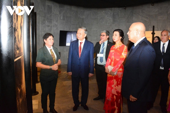 Tổng Bí thư, Chủ tịch nước và Phu nhân tham quan Nhà tưởng niệm Jose Marti trong khuôn viên Quảng trường Cách mạng.