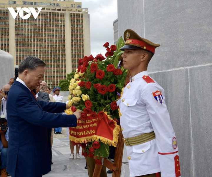 Tổng Bí thư, Chủ tịch nước Tô Lâm đặt vòng hoa tại Tượng đài vị Anh hùng dân tộc Cuba Jose Marti.