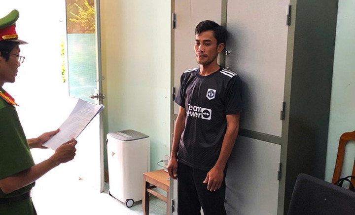 Cơ quan CSĐT đọc lệnh bắt bị can để tạm giam đối với Lê Minh Toàn. (Ảnh: Công an tỉnh Bình Thuận)