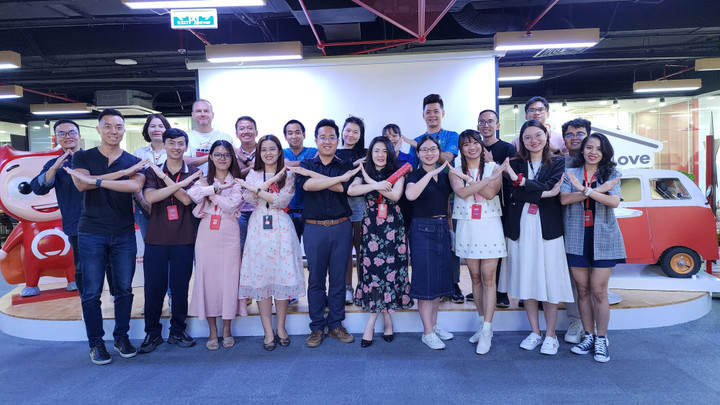 Văn hóa học tập suốt đời giúp nhân viên phát triển chuyên môn và kỹ năng liên tục để nâng cao hiệu quả công việc.