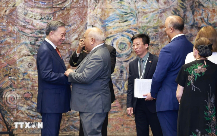 Các đồng chí Lãnh đạo Đảng, Nhà nước Cuba chúc mừng Tổng Bí thư, Chủ tịch nước Tô Lâm. (Ảnh: TTXVN)