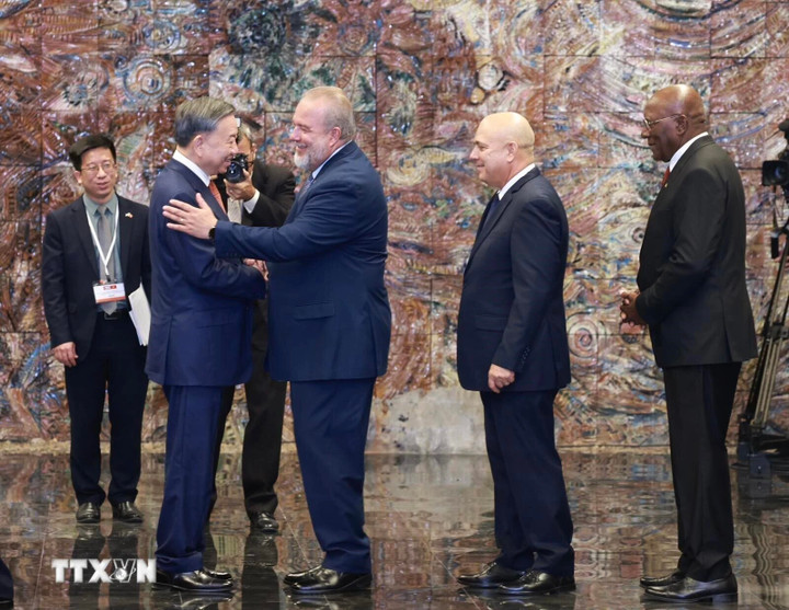 Các đồng chí Lãnh đạo Đảng, Nhà nước Cuba chúc mừng Tổng Bí thư, Chủ tịch nước Tô Lâm. (Ảnh: TTXVN)