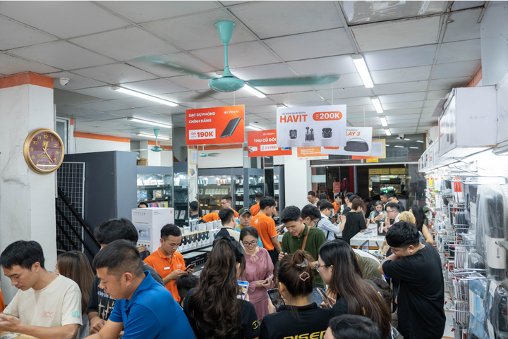 Những khách hàng đầu tiên sở hữu siêu phẩm iPhone 16 tại cơ sở ONEWAY 66 Thái Hà.