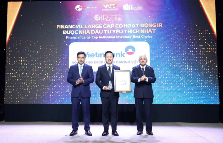 Ông Vương Huy Đông – Phó Ban Thư ký HĐQT&QHCĐ đại diện VietinBank - nhận giải thưởng.