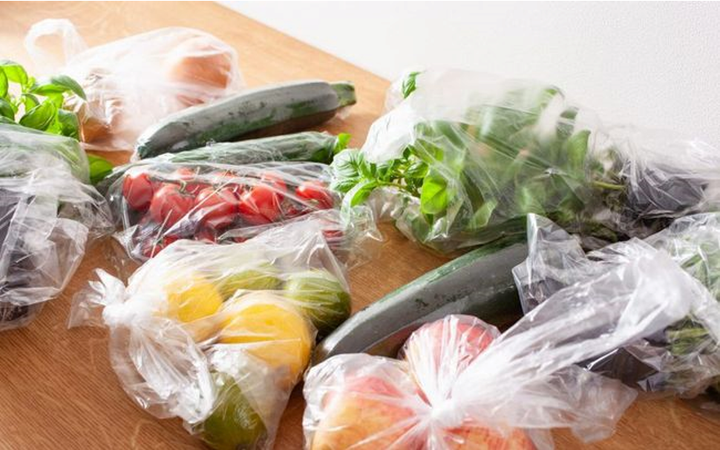 Pháp cấm bao bì nhựa cho sản phẩm tươi sống từ năm 2024. (Ảnh: The Optimist Daily)