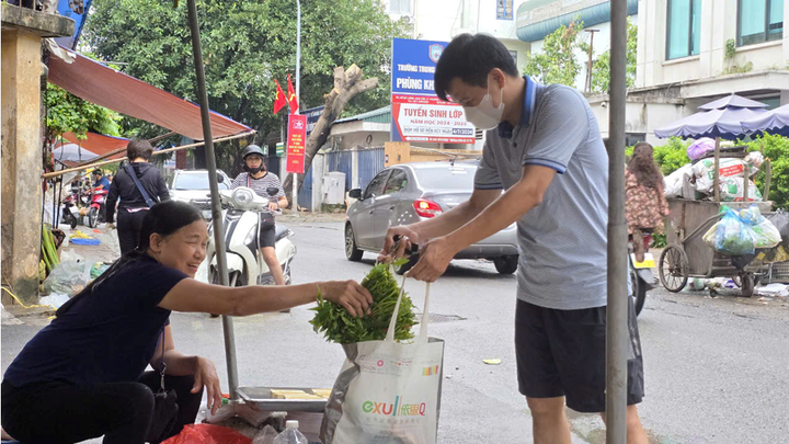 Đi chợ không túi nylon ở Hà Nội.
