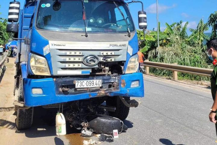 Xe máy nằm trong gầm xe ô tô sau vụ tai nạn.