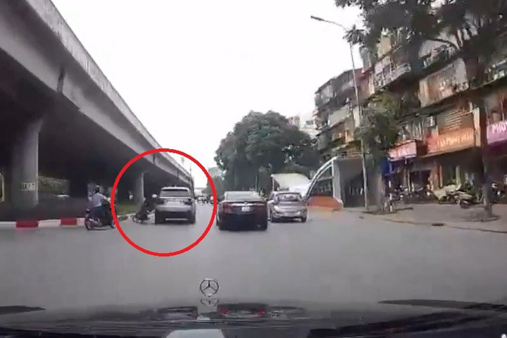 Thời điểm xảy ra vụ va chạm trên phố Hào Nam.