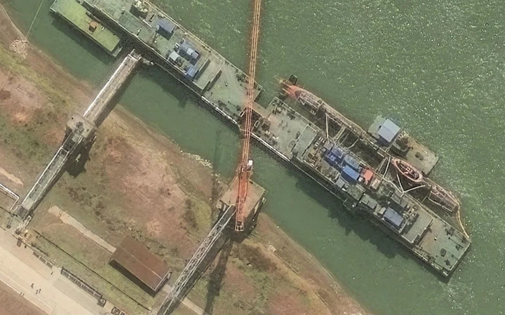 Hình ảnh vệ tinh cho thấy tàu ngầm lớp Zhou neo đậu tại cầu tàu vào ngày 10/3. (Ảnh: Maxar Technologies)