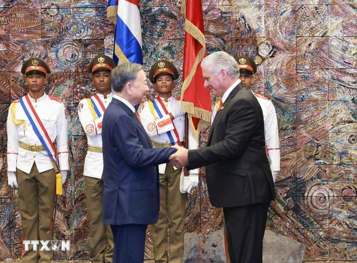 Chủ tịch Cuba Miguel Diaz Canel Bermudez (bên phải) nồng nhiệt chúc mừng Tổng Bí thư, Chủ tịch nước Tô Lâm. (Ảnh: TTXVN)
