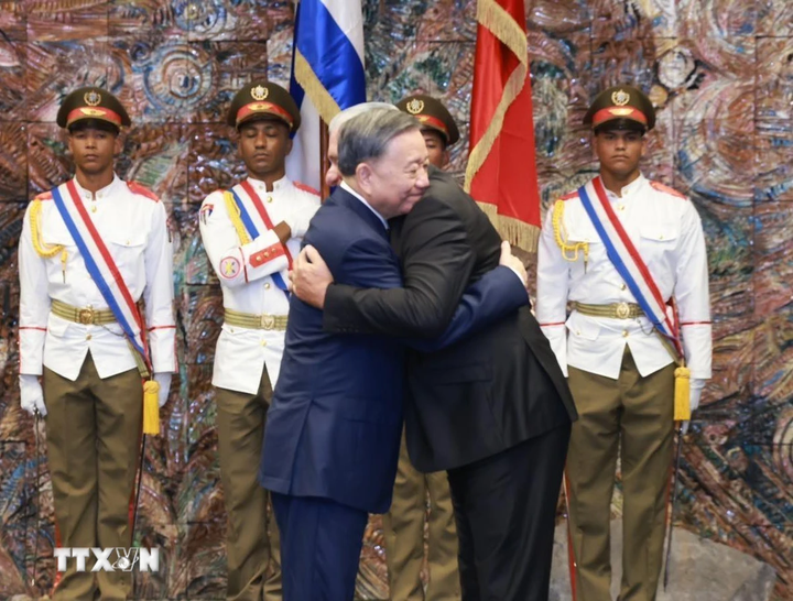 Bí thư thứ nhất Đảng Cộng sản Cuba, Chủ tịch Cuba Miguel Diaz Canel Bermudez và Tổng Bí thư, Chủ tịch nước Tô Lâm thể hiện tình cảm chân thành của những người anh em thân thiết. (Ảnh: TTXVN)