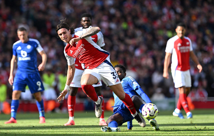 Arsenal chiếm ưu thế trên sân.