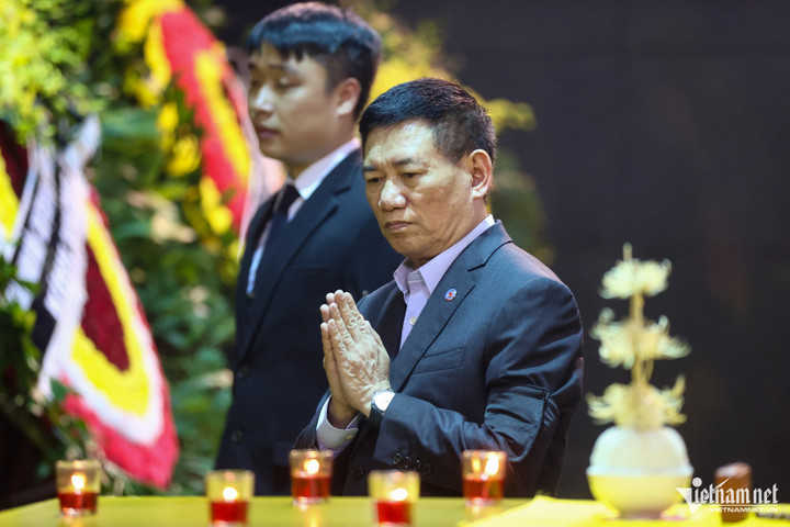 Phó Thủ tướng, Bộ trưởng Tài chính Hồ Đức Phớc vào viếng.