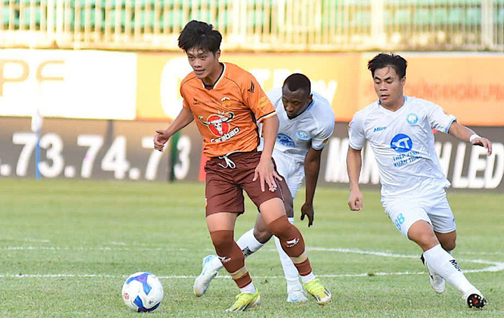 Quốc Việt chơi năng nổ. Ảnh: Quang Hồng