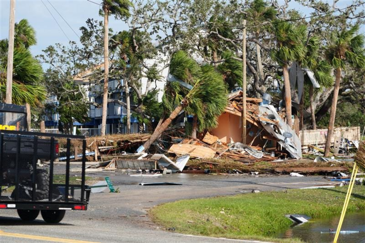 Cây cối và công trình bị tàn phá ở Steinhatchee, bang Florida. (Ảnh: USA Today)