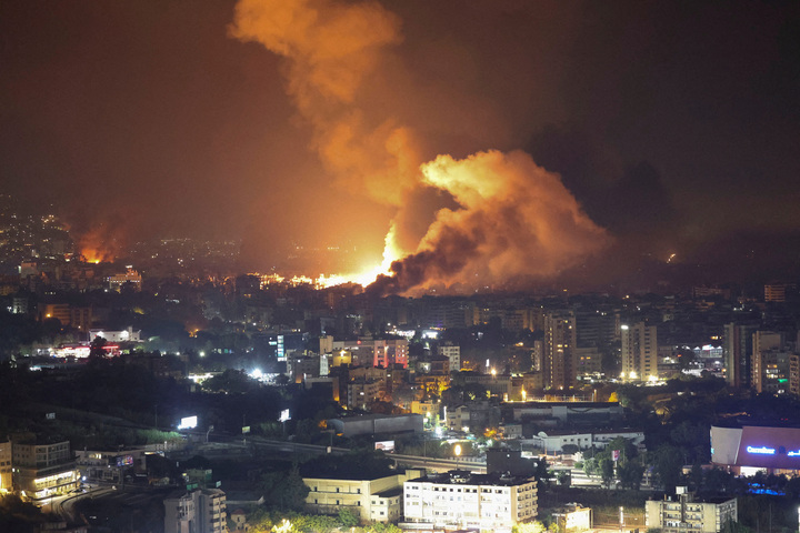 Khói lửa bốc lên ở ngoại ô phía nam Beirut sau đợt không kích của Israel vào rạng sáng 28/9. (Ảnh: Reuters)