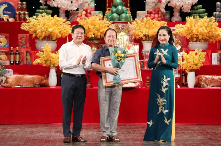 NSND Vương Duy Biên, NSND Trịnh Thuý Mùi trao giải A cho sách nghiên cứu lý luận phê bình "Thi pháp chèo cổ" của PGS.TS Trần Trí Trắc.