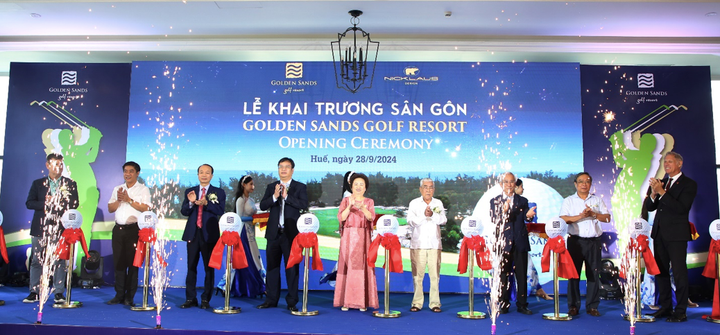 Các vị đại biểu thực hiện nghi lễ cắt băng tại lễ khai trương sân gôn Golden Sands Golf Resort