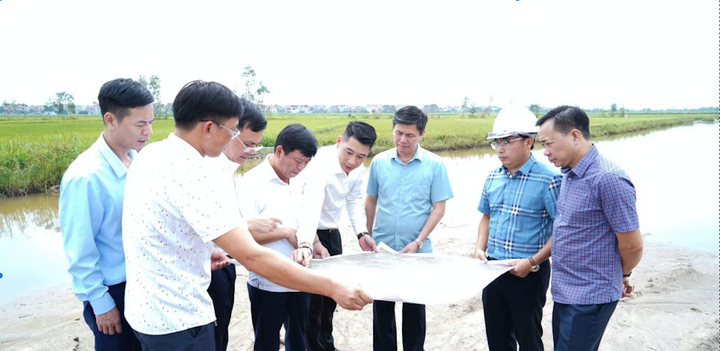 Ông Ngô Tân Phượng, Phó Chủ tịch UBND tỉnh Bắc Ninh cùng lãnh đạo các sở, lãnh đạo thị xã Quế Võ thăm quan thực địa đường Vành đai 4 qua địa bàn xã Yên Giả. (Ảnh: quevo.bacninh.gov.vn)