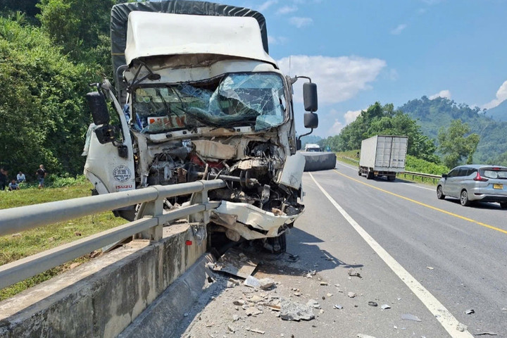 Xe tải bị bể nát phần đầu sau tai nạn trên tuyến La Sơn - Hòa Liên.