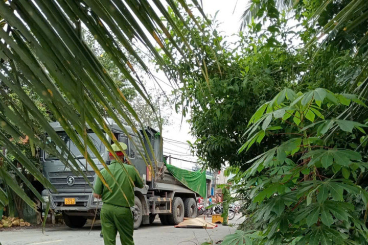 Va chạm với xe ben, người phụ nữ tử vong trên đường đi làm.