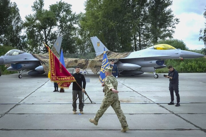 Tổng thống Ukraine Volodymyr Zelensky trong buổi lễ đưa phi đội F-16 đầu tiên vào hoạt động trong tháng 7/2024. (Ảnh: AP)