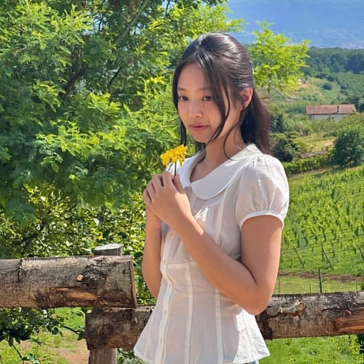 Khi được hỏi về công việc mơ ước nếu không trở thành idol, Jennie đã chia sẻ rằng cô rất đam mê thời trang và có khả năng tổ chức sự kiện.